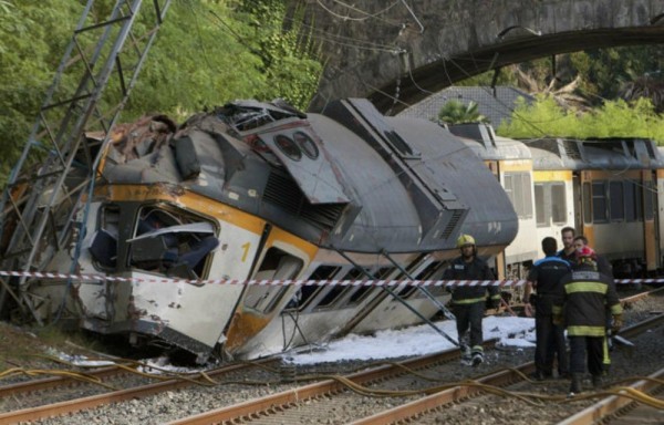 Unas 49 resultaron heridas al descarrilar el tren portugués.