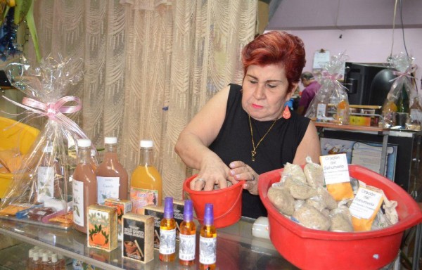 La espiritista Carmencita muestra los productos para la prosperidad y la suerte en su local de Salsipuedes.