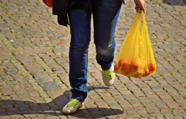 La ley contempla dejar de usar bolsas plásticas por las reutilizables.