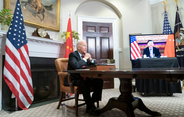 El presidente de los Estados Unidos, Joe Biden, habla en una reunión virtual con el presidente chino, Xi Jinping, en una fotografía de archivo.