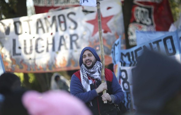 Buenos Aires amaneció ayer revuelta con cierres de calles que se multiplicarón a lo largo del día hasta la protesta convocada por sindicatos y organizaciones sociales contra el Gobierno del presidente, Mauricio Macri.
