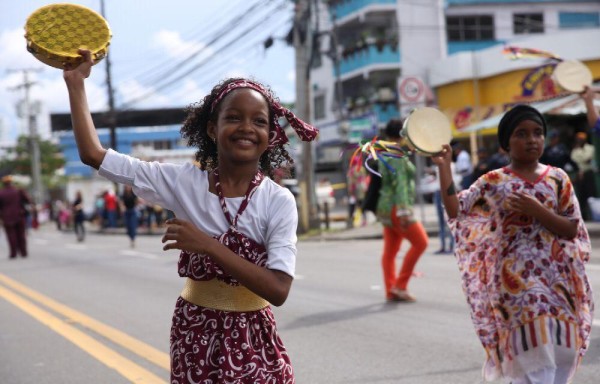 Comunidad afrodescendiente viste sus mejores galas en desfile