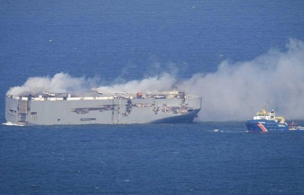 Se incendia buque de bandera panameña con 3 mil automóviles a bordo