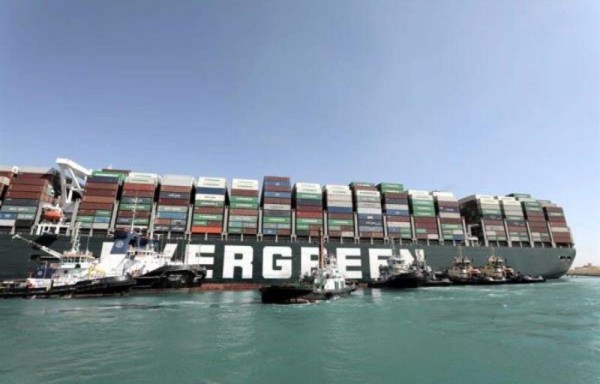 Egipto intenta sin éxito reflotar el buque varado en el canal de Suez