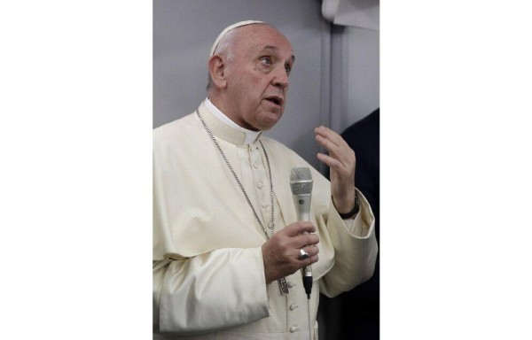 El papa Francisco tocó dos temas álgidos en el regreso al Vaticano.