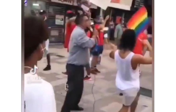 Gays le bailan a pastor mientras predicaba 