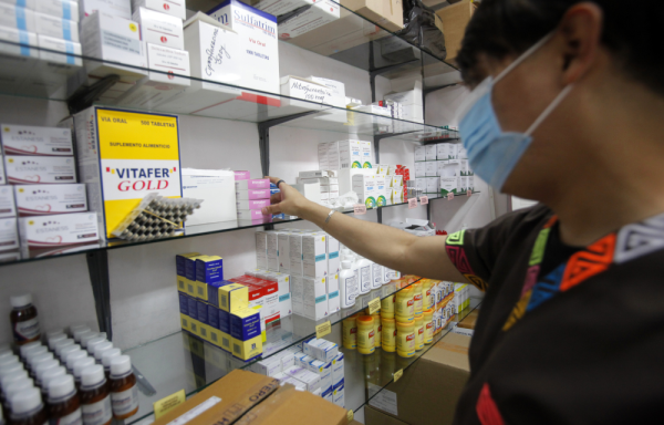 Un trabajadora despacha medicamentos en una farmacia, el 18 de noviembre de 2022, en Ciudad de Panamá.