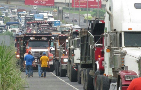 Cerca de 50 camiones de Panamá Oeste no lograron participar de la caravana, pues agentes policiales lo impidieron