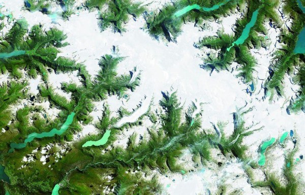 En esta fotografía satelital cedida por la Unesco se muestra el retroceso del glaciar Nigardsbreen, en Noruega.