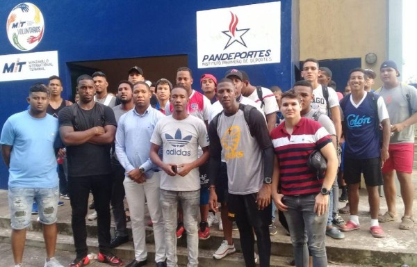 Los jugadores colonenses protestaron afuera de la sede de PANDEPORTES en Colón.