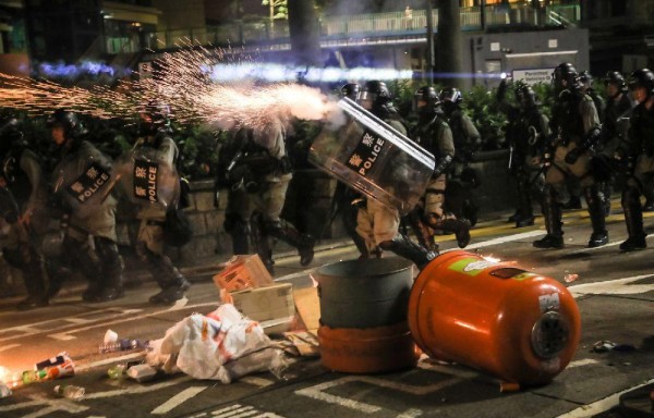 Los agentes se enfrentan a los manifestantes durante una protesta no autorizada.