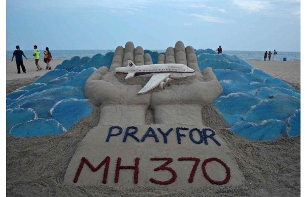 Familiares rinden honor a las víctimas del MH-370.