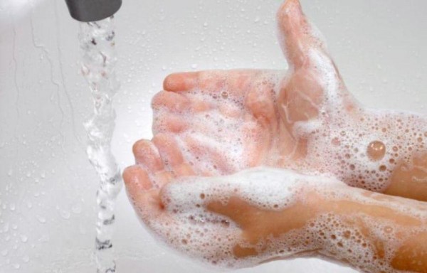 Debe lavarse las manos cada vez que manipula alimentos, come o va al baño.