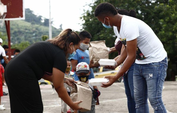 Desde que inició la pandemia, estos chicos ofrecen alimentos a niños que viven en lugares distantes.