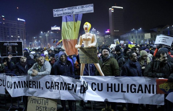 Manifestantes protestan frente a la Sede de Gobierno en Bucarest (Rumania).