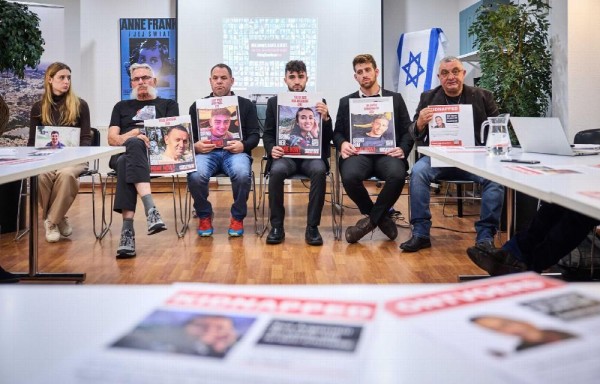 Familiares de secuestrados por el grupo palestino islamista Hamás ofrece una rueda de prensa en el Centro de Documentación e Información de Israel.