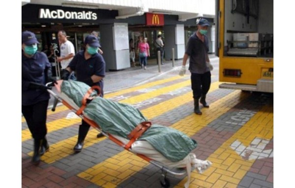 Mujer pasó 7 horas sentada... y muerta en un restaurante en Hong Kong