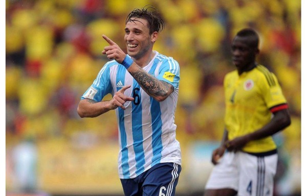 Lucas Biglia celebra su gol ante Colombia.