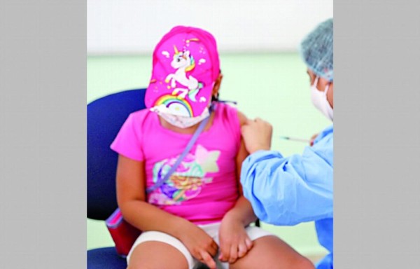 Cuestionan la vacunación a los menores