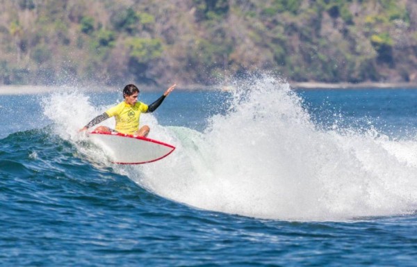 Surfista infantiles y juveniles domaron las olas de Santa Catalina.