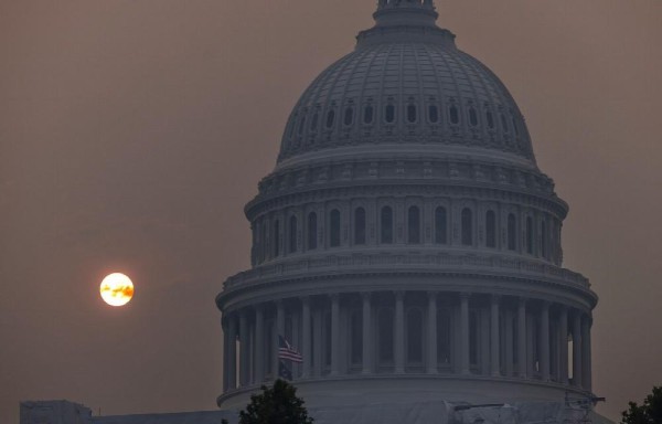 El Capitolio en Washington amaneció este jueves sumido en la bruma.