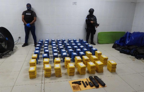Allanan bodega en Pueblo Nuevo y encuentran 319 paquetes de cocaína