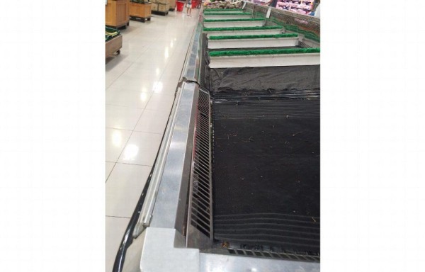 Así están las estanterías de los supermercados en el área de las verduras y frutas.