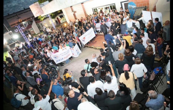 Durante la vigilia, gremios periodísticos y diferentes organizaciones demostraron su solidaridad a GESE.