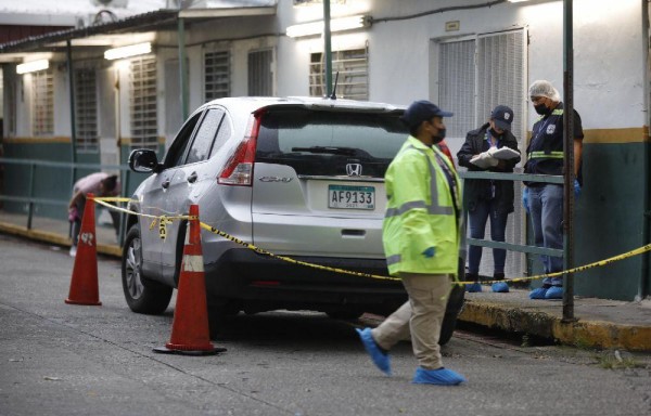 El automóvil en que llegó al centro de Salud de Torrijos Carter es inspeccionado por criminalistas forenses.