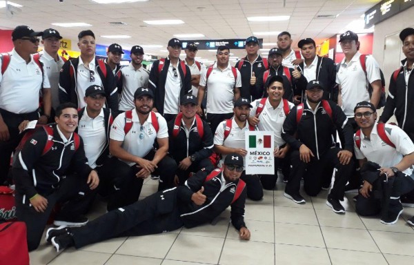 El equipo mexicano de béisbol a su llegada ayer al aeropuerto de Tocumen.