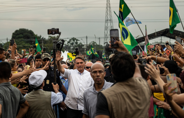 El presidente de Brasil y candidato a la reelección, Jair Bolsonaro (c).
