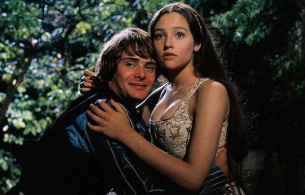 Imagen de la película Romeo y Julieta donde aparecen los actores Olivia Hussey y Leonard Whiting.