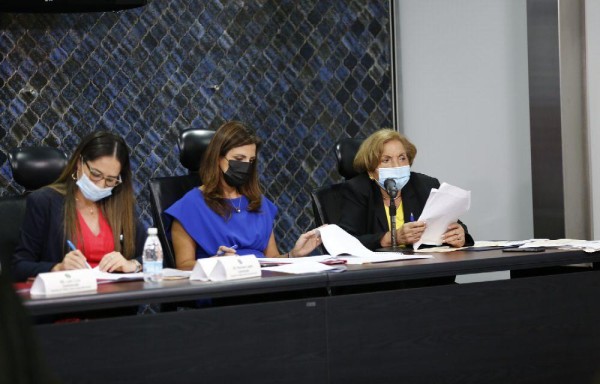 Diputadas Zulay Rodríguez, Ana Rosas y Mayín Correa en la sesión de la Comisión.