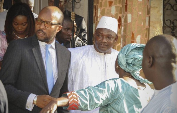 Adama Barrow (centro) trata de sacar a flote el país africano.