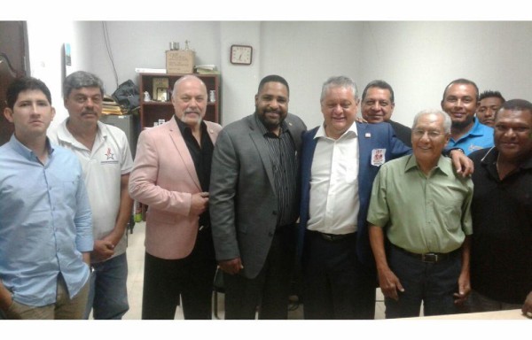 El panameño Salazar junto al presidente de la FIB, Daryl Peoples.
