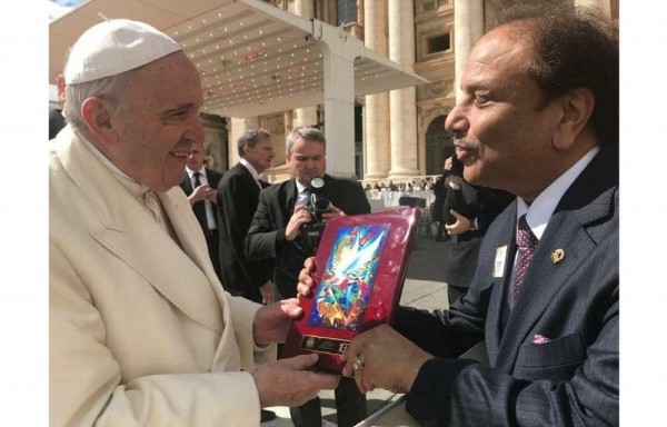 El pasado presidente internacional Naresh Aggarwal conoció al papa Francisco y le mostró el Cartel de la Paz ganador 2018.