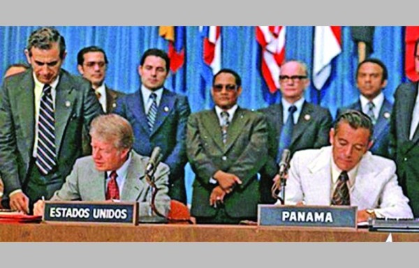 James Carter y Omar Torrijos firmaron en Washington los Tratados Torrijos-Carter el 7 de septiembre de 1977 que devolvió el canal a Panamá.