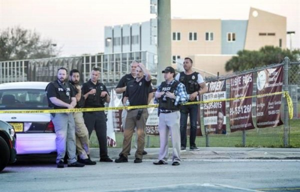 Demolerán escuela en Florida donde mataron a 17 en tiroteo