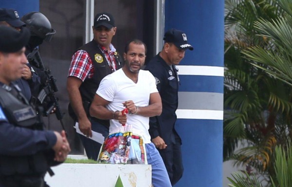 El presunto cabecilla de Calor Calor es custodiado por policías hasta su casa en Cerro Viento en 2016.
