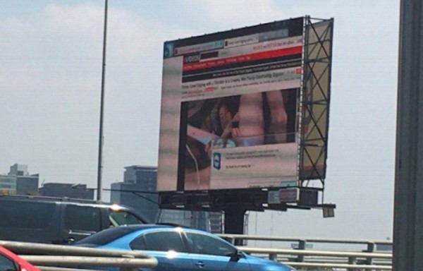 Por varios minutos se transmitieron videos pornográficos en la autopista. No se reportaron accidentes.
