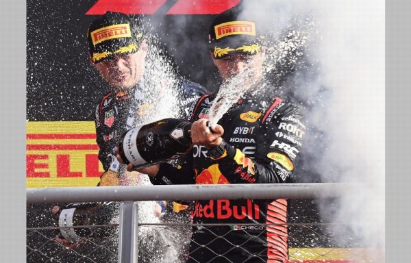 Max Verstappen celebra su décima victoria consecutiva.