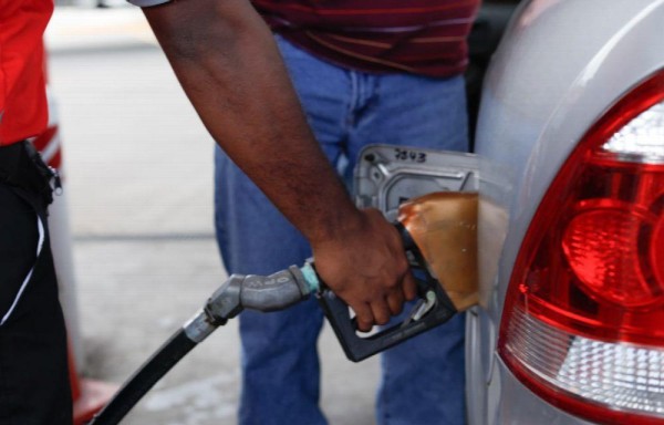 Precios de la gasolina siguen a la baja