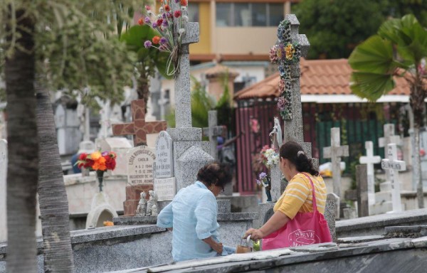 Cada 2 de noviembre familiares de los difuntos visitan las tumbas para limpiar, llevar flores, orar y recordar