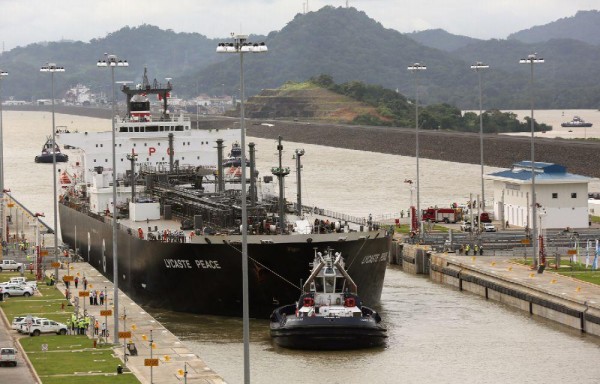 El Canal de Panamá fue ampliado para que pasen buques más grandes.