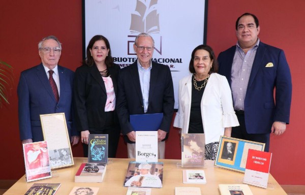 Binal recibe donación de la biblioteca de la escritora Gloria Guardia