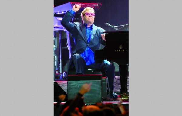 Elton John usó pañal en una de sus presentaciones