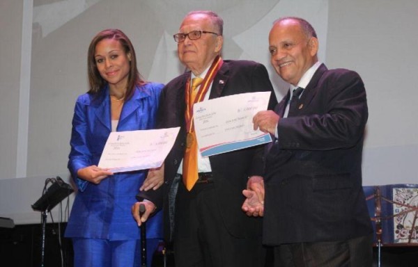 En 2016 recibió la medalla Rogelio Sinán por su trayectoria y méritos literarios.
