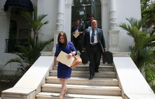 La directora Investigación y Auditorías de la Contraloría, Lastenia Domingo, entregó los cinco informes al Ministerio Público.