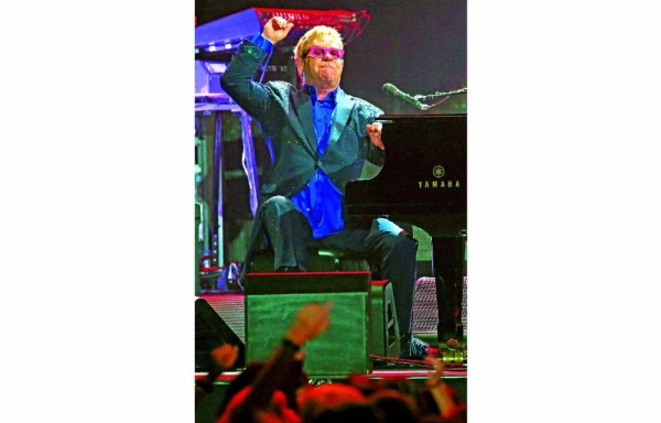 Elton John le hace petición a los diputados