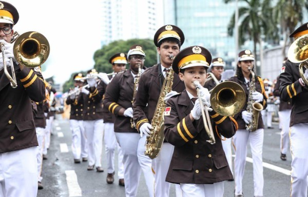 Los padres de familia y miembros de bandas independientes han incurrido en gastos para cumplir con los desfiles..